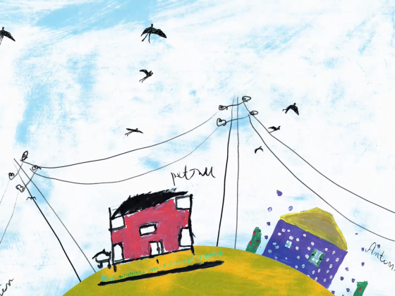 Vaiko piešinys: ant kalnelio nupiešti du namai, elektros laidai ir stulpai, žydram danguje skrairo kregždutės